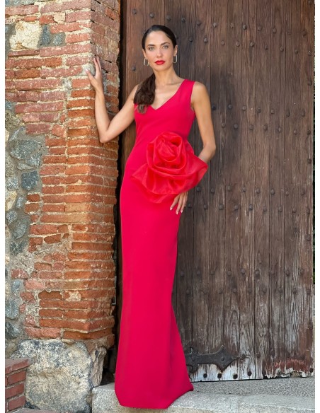 Vestido largo corte ajustado con manga sisa y detalle de rosetón en la cadera en tafetán.