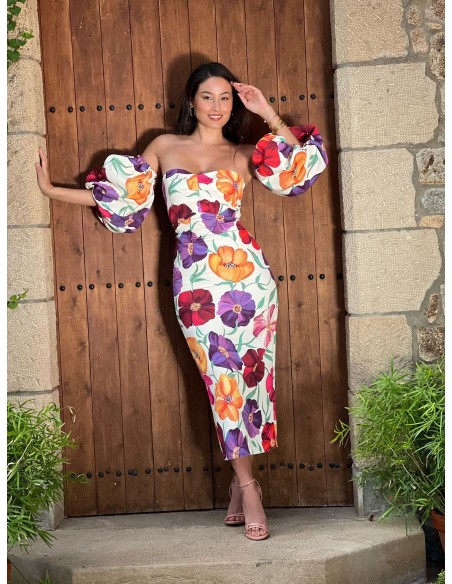 Vestido estampado ajustado de escote bardot y manga corta abullonada. Cierre mediante cremallera inviisible trasera.