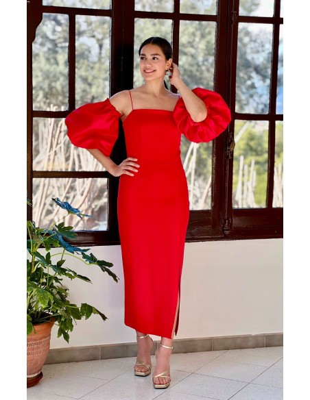 Vestido estampado ajustado de escote bardot y manga corta abullonada. Cierre mediante cremallera inviisible trasera.