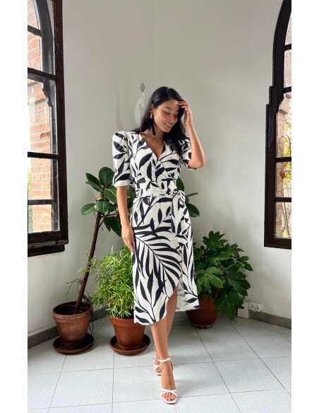 Vestido midi en tejido satinado estampado con escote cruzado terminado en pico, manga abullonada y abertura lateral.