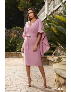 Vestido midi con escote drapeado cruzado terminado en pico y detalle de capa.