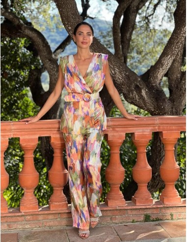 Conjunto estampado en tejido fluido con pantalón palazzo y top en sisa corte peplum con hombreras.