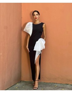 Vestido largo de manga sisa con abertura en bajo lateral y detalle de volantes en tafetán en hombro y cadera.