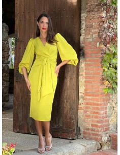 Vestido midi de manga abullonda y escote pico. Detalle de lazada.