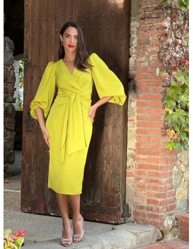 Vestido midi de manga abullonda y escote pico. Detalle de lazada.