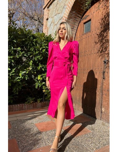 Vestido midi en tejido satinado brocado con escote cruzado terminado en pico, manga abullonada y abertura lateral.