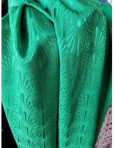 Vestido midi en tejido satinado brocado con escote cruzado terminado en pico, manga abullonada y abertura lateral. 2