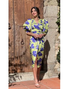 Vestido midi en tejido satinado brocado con escote cruzado terminado en pico, manga abullonada y abertura lateral.