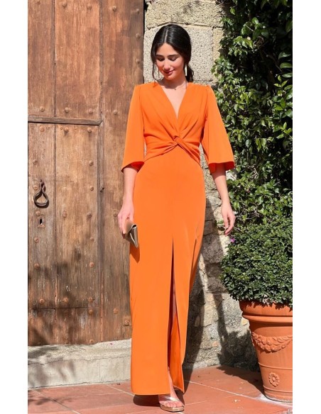Vestido largo de tejido fluido con manga corta acampanada y detalle de nudo en la cintura.