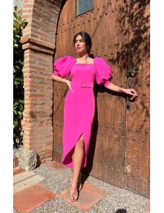 Vestido  con manga abullonada de escote cuadrado y falda cruzada con cola. Cierre mediante cremallera trasera invisible.