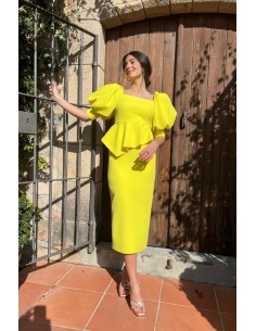 Vestido peplum midi largo con escote cuadrado y manga abullonada. Cierre mediante cremallera invisible trasera. Forro interior.