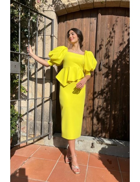 Vestido peplum midi largo con escote cuadrado y manga abullonada. Cierre mediante cremallera invisible trasera. Forro interior.