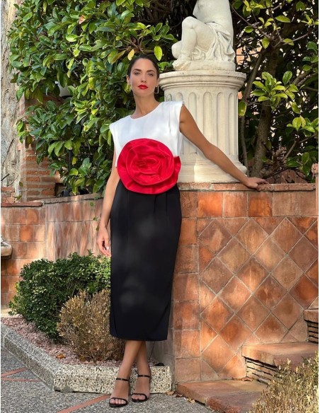 Vestido midi ajustado de manga sisa y detalle de flor en tafetán. Cierre mediante cremallera invisible trasera. Forro interior.