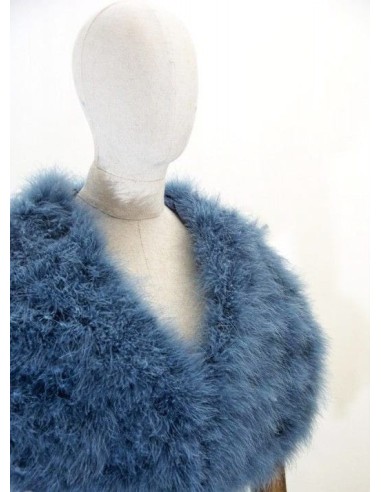Capa de plumas con cierre frontal mediante broche interior.