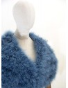 Capa de plumas con cierre frontal mediante broche interior.
