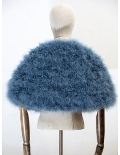 Capa de plumas con cierre frontal mediante broche interior. 2