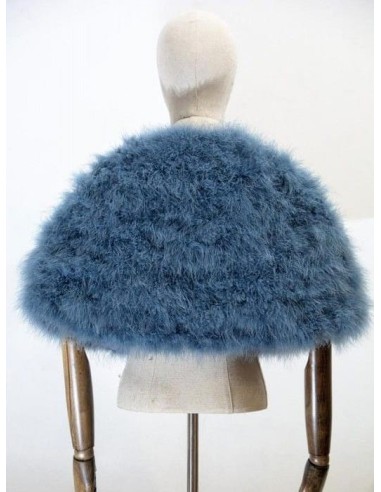 Capa de plumas con cierre frontal mediante broche interior.