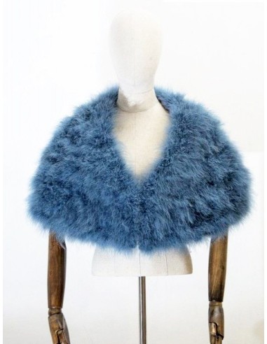 Capa de plumas con cierre frontal mediante broche interior.