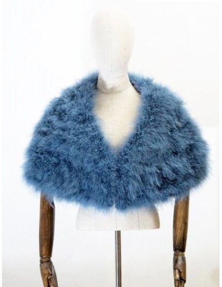 Capa de plumas con cierre frontal mediante broche interior.