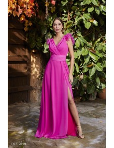 Vestido largo con plumas en el hombro. 2