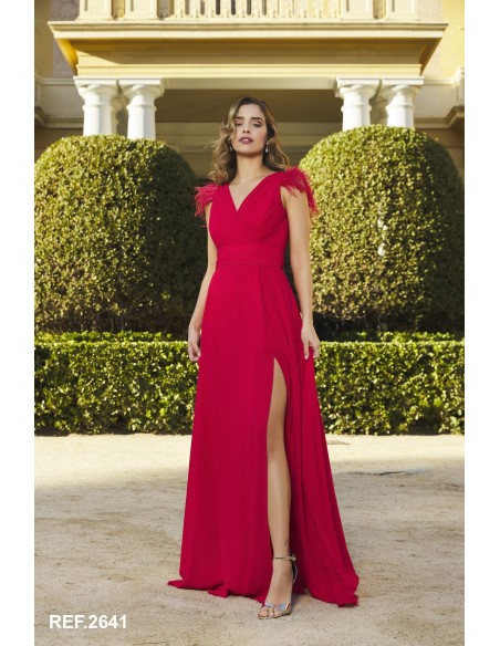 Vestido largo con plumas en el hombro.