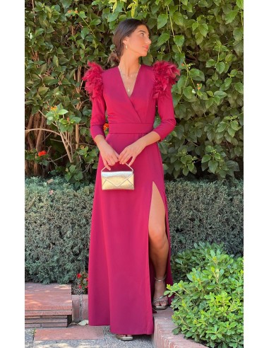 Vestido largo plumas en los hombros.