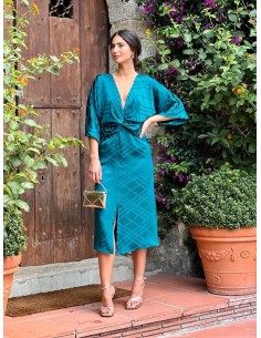 Vestido midi satinado estilo kimono.
