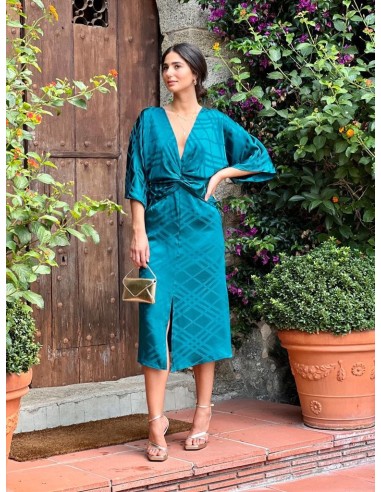 Vestido midi satinado estilo kimono.