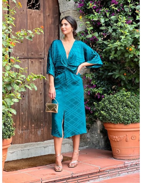 Vestido midi satinado estilo kimono.