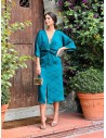 Vestido midi satinado estilo kimono.