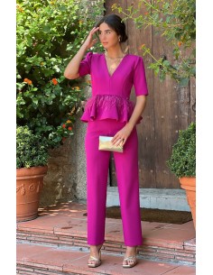 Conjunto de pantalón pitillo y top peplum con plumas.