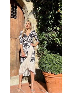 Vestido midi estampado de escote cruzado terminado en pico con manga abullonada y detalle de flecos.