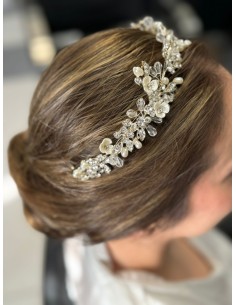 Diadema con flores nacaradas y brillos. 2