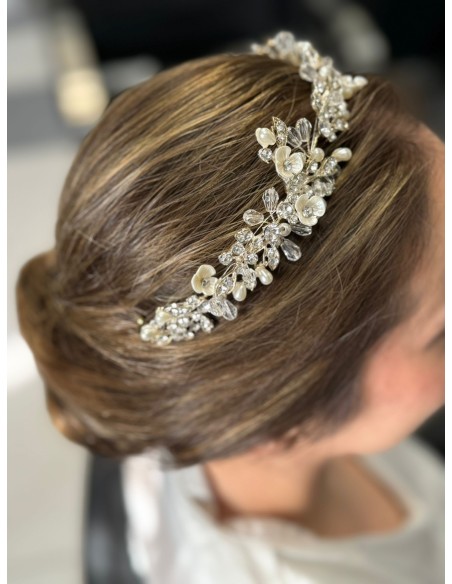 Diadema con flores nacaradas y brillos.