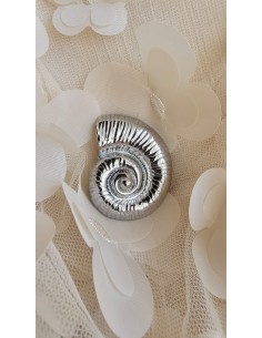 Pendientes metálicos con forma de semicírculo con relieve. Cierre con tuerca.