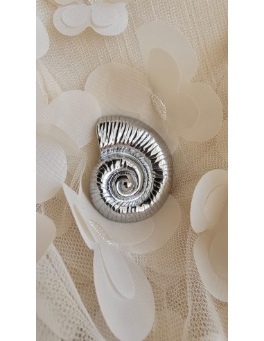 Pendientes metálicos con forma de semicírculo con relieve. Cierre con tuerca.