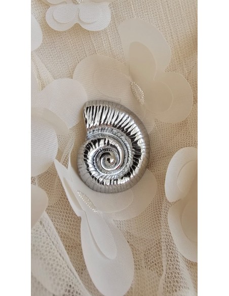 Pendientes metálicos con forma de semicírculo con relieve. Cierre con tuerca.