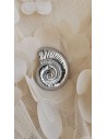 Pendientes metálicos con forma de semicírculo con relieve. Cierre con tuerca.
