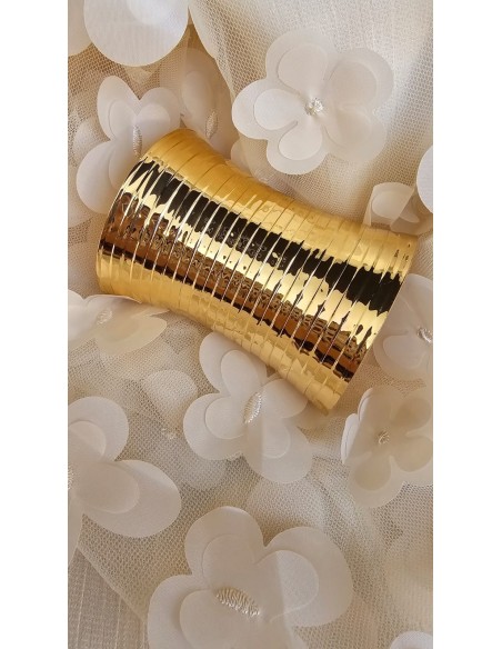 Maxi pulsera metálica en relieve.