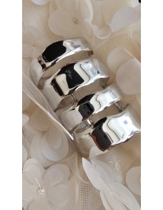 Brazalete metálico con textura.