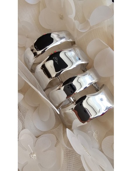 Brazalete metálico con textura.