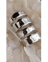 Brazalete metálico con textura.