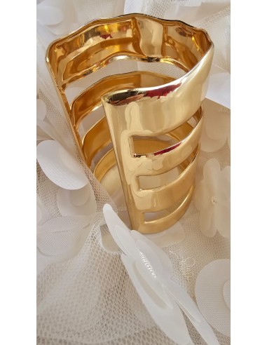 Brazalete metálico con textura.