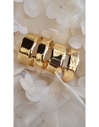 Brazalete metálico con textura.