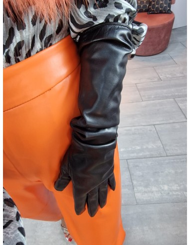 Guantes largos efecto piel con felpa interior. Dedo táctil para dispositivos electrónicos.