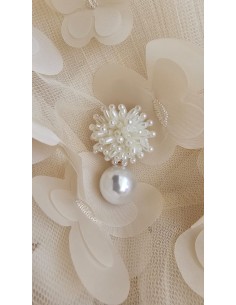 Pendientes nacarados colgantes con forma de perla y flor. Cierre con tuerca.
