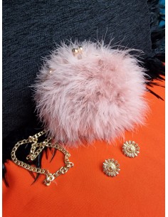 Bolso bola de plumas con cierre y cadena metalizada. 2