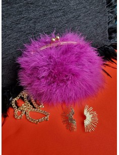 Bolso bola de plumas con cierre y cadena metalizada.