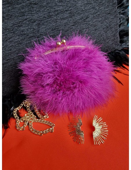 Bolso bola de plumas con cierre y cadena metalizada.