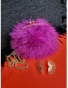 Bolso bola de plumas con cierre y cadena metalizada.